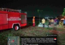 Cegah Api Meluas, Koramil 0815/07 Jetis Bersama BPBD Padamkan Kebakaran Lahan di Sidorejo
