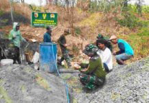 Hangatnya Kebersamaan TNI dan Warga Saat Istirahat di Lokasi Jembatan Garuda