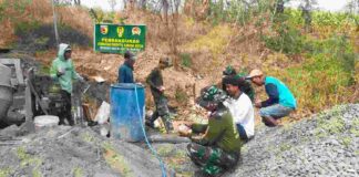 Hangatnya Kebersamaan TNI dan Warga Saat Istirahat di Lokasi Jembatan Garuda